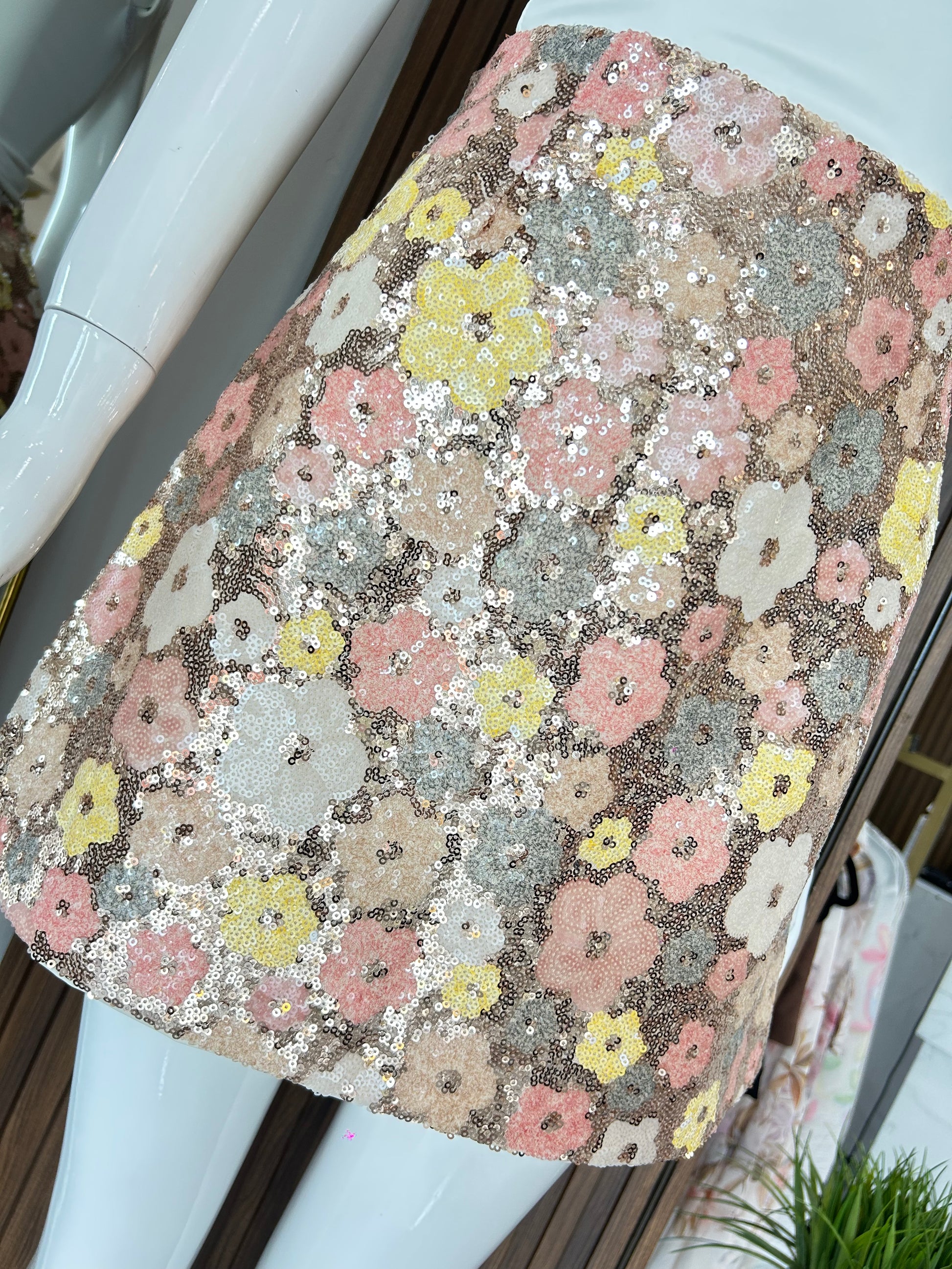 FALDA CORTA DE FLORES BORDADA