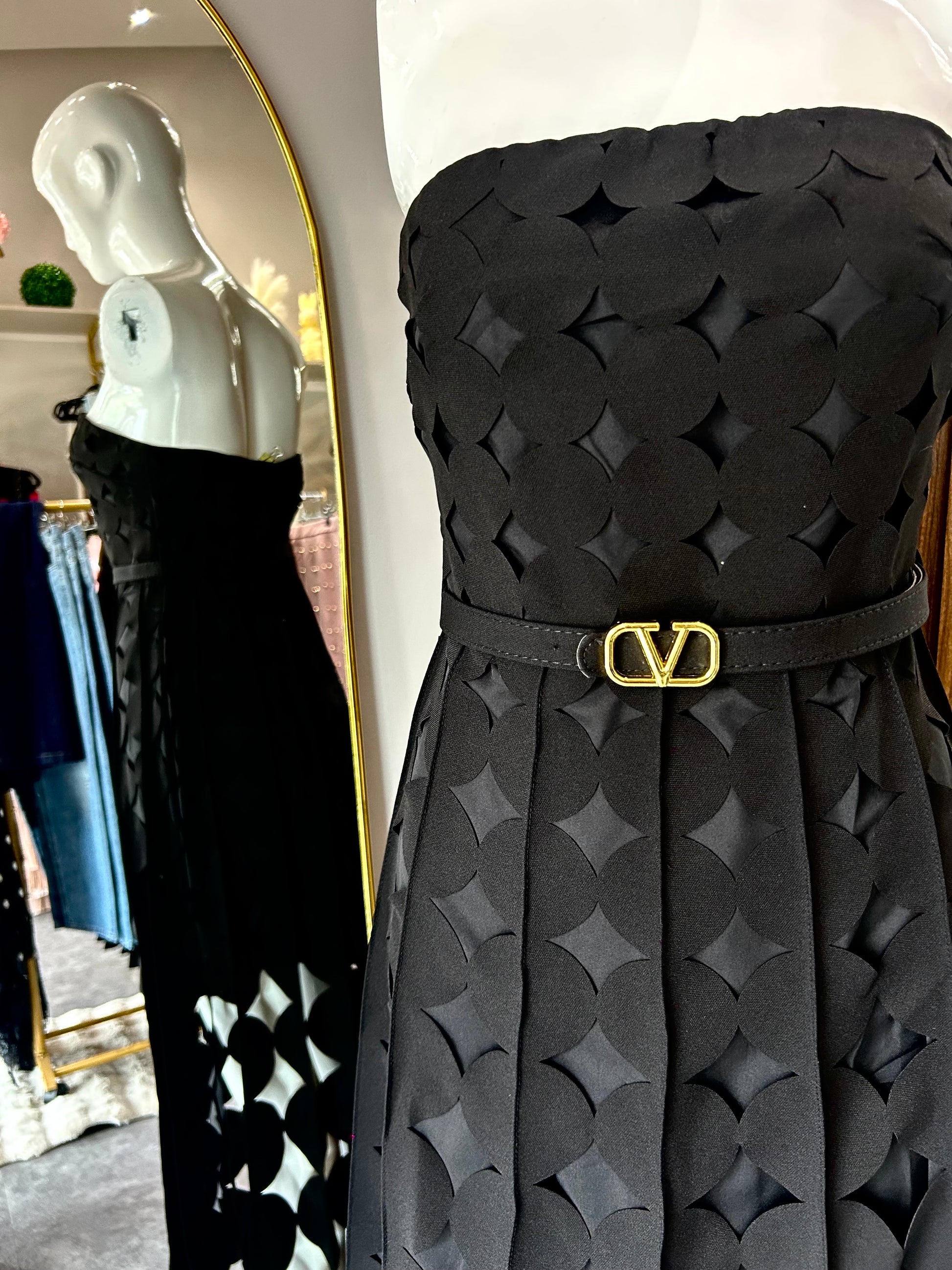 VESTIDO NEGRO CALADO CON CINTO