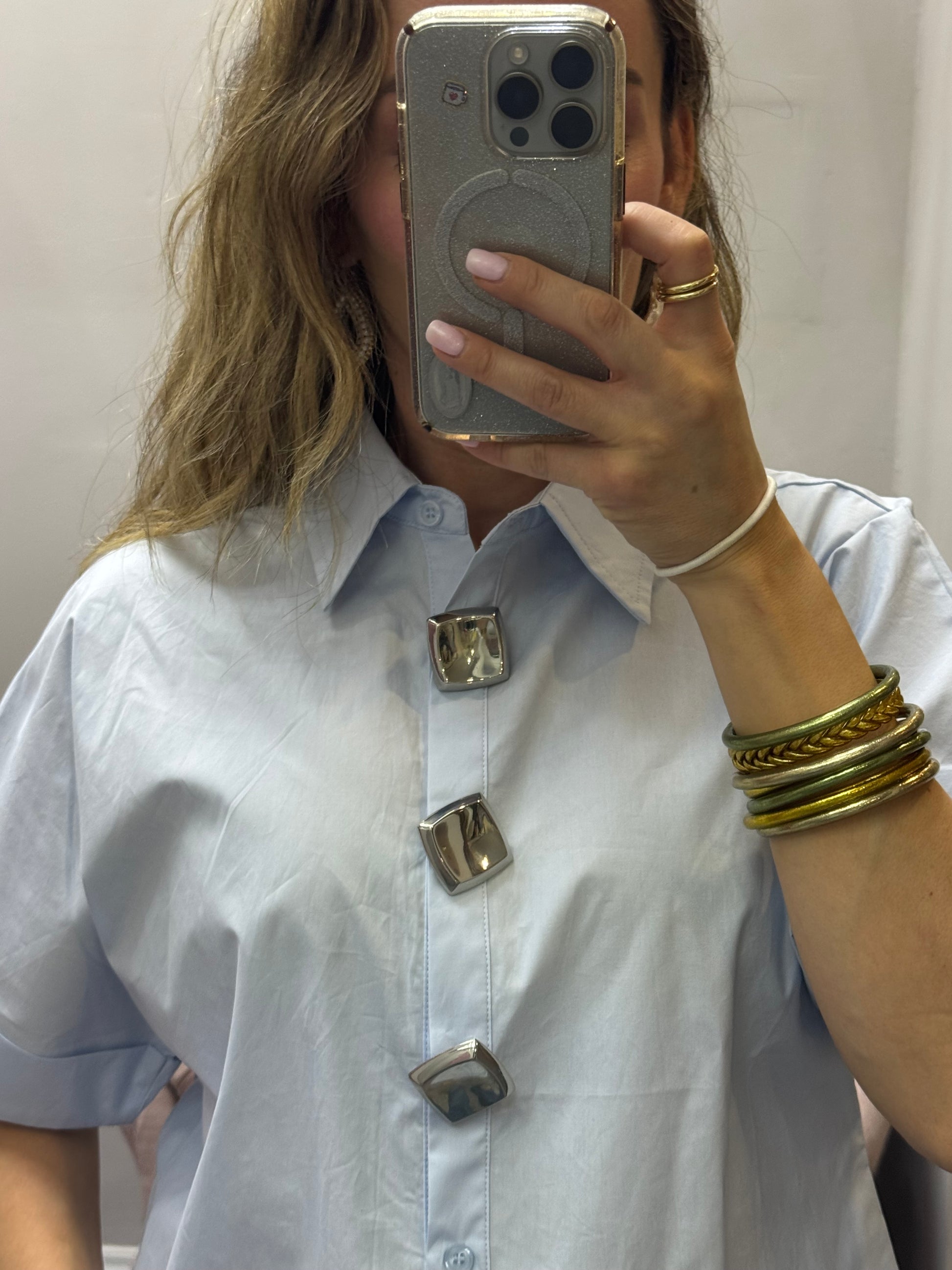 CAMISA CON BOTONES CUADRADOS CELESTE