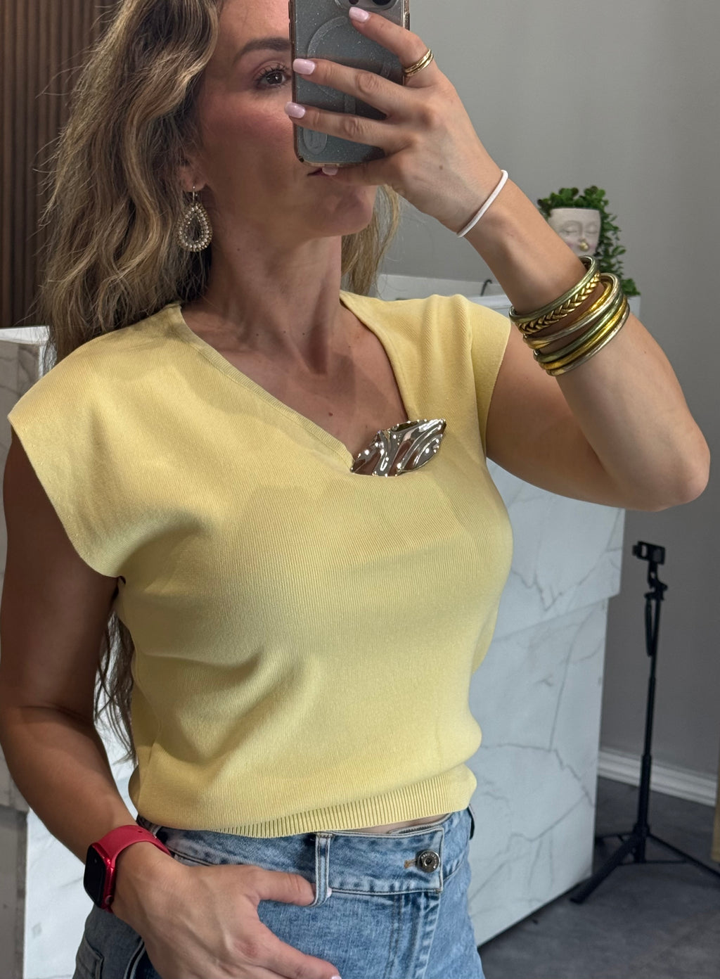 BLUSA DE PUNTO AMARILLA CON BROCHE DORADO EN CUELLO