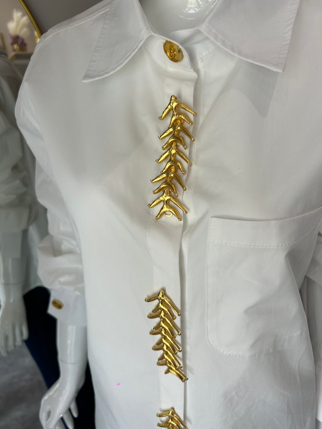 CAMISA DE BOTONES CON APLICACIONES DORADAS