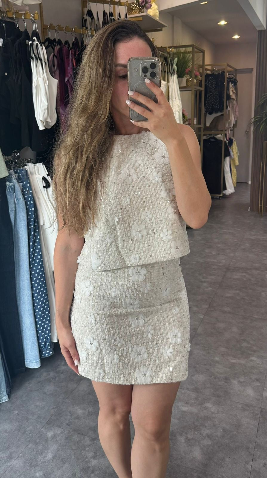 Set de minifalda con top blanco con flores realzadas