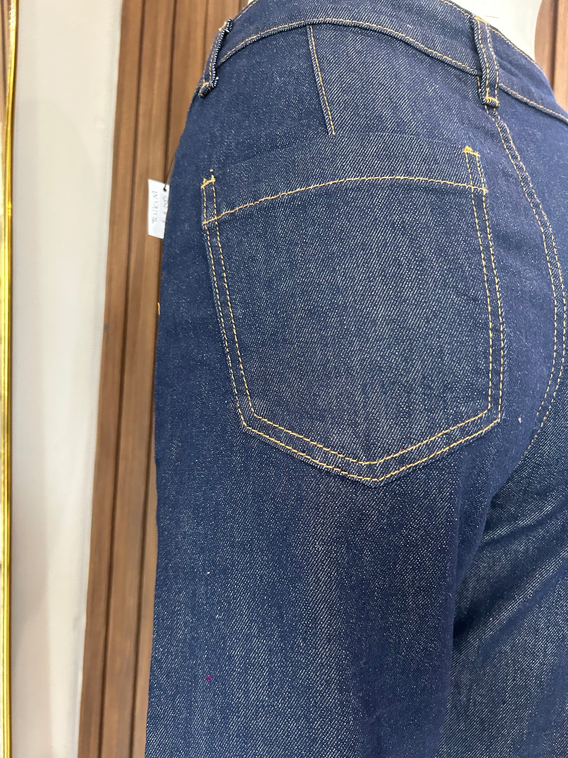 JEANS OSCUROS RECTOS CON LINEA CENTRAL