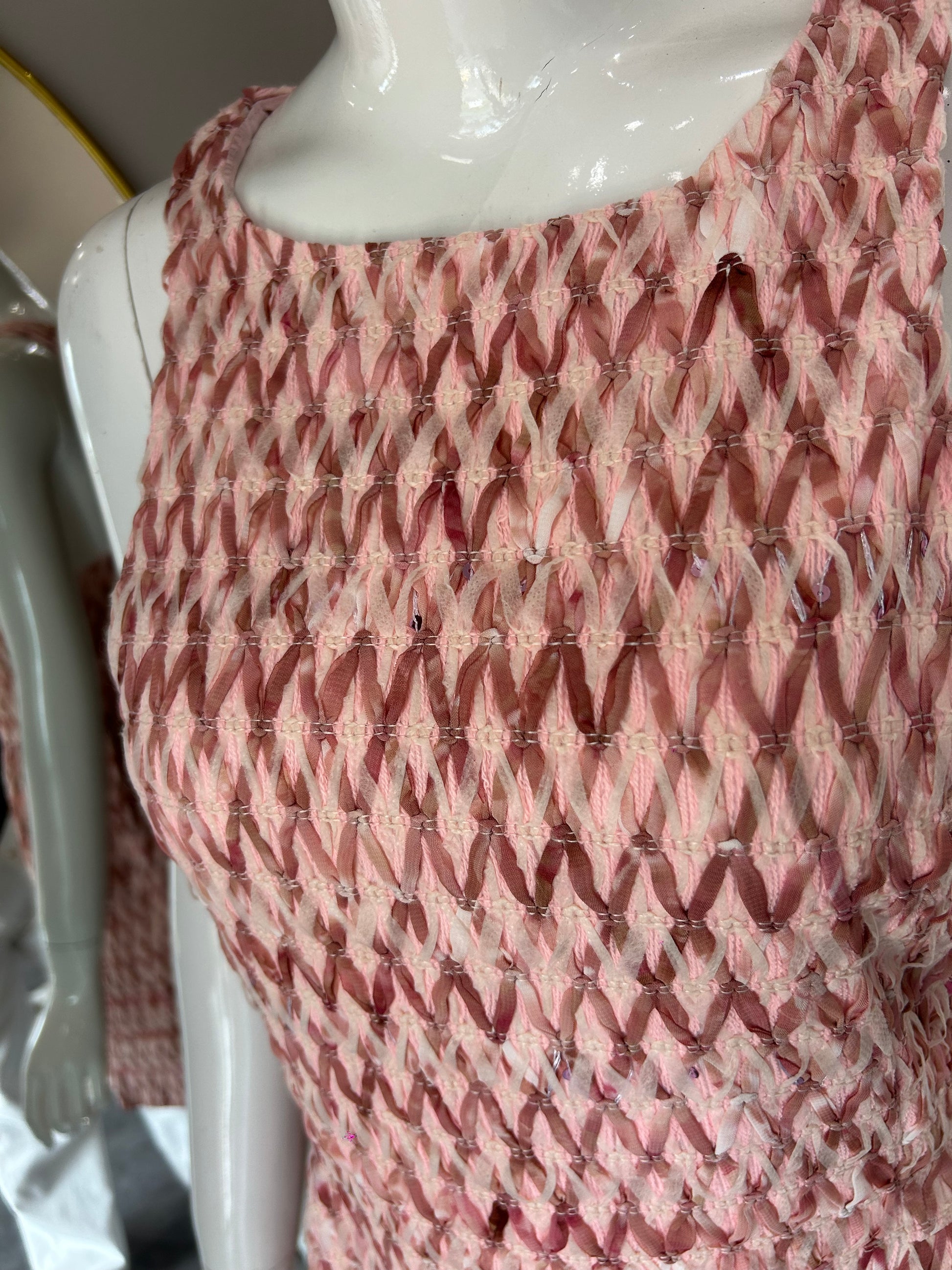 VESTIDO CORTO CON LISTONES ENTRELAZADOS