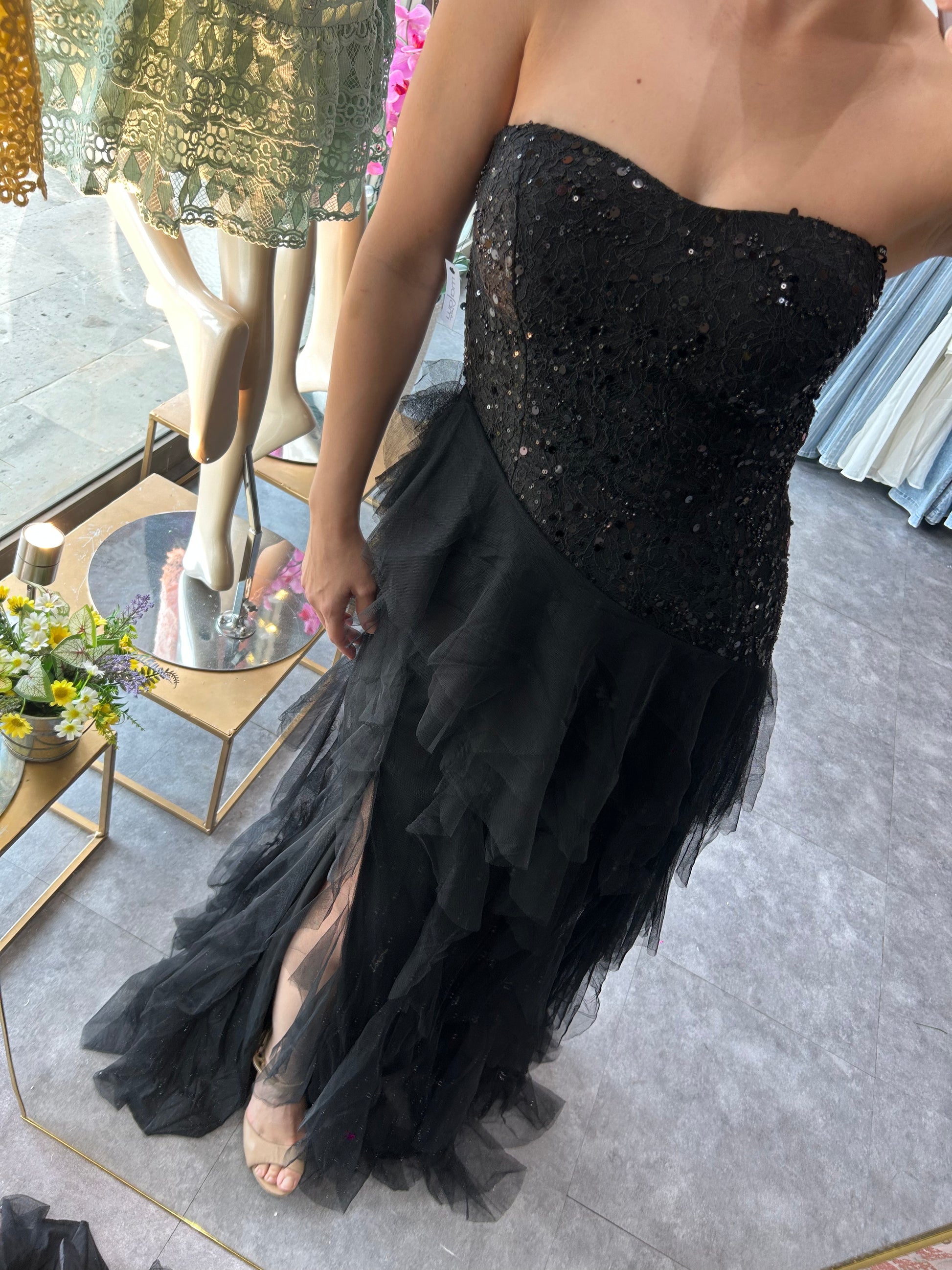 VESTIDO BORDADO CON OLANES