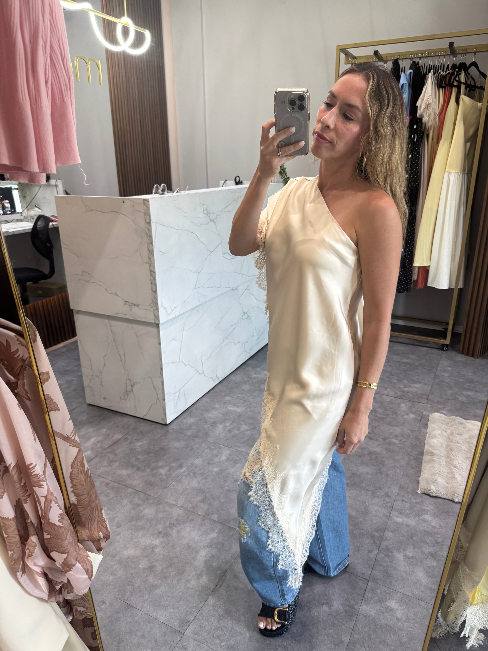 BLUSA DE SATIN LARGA BEIGE