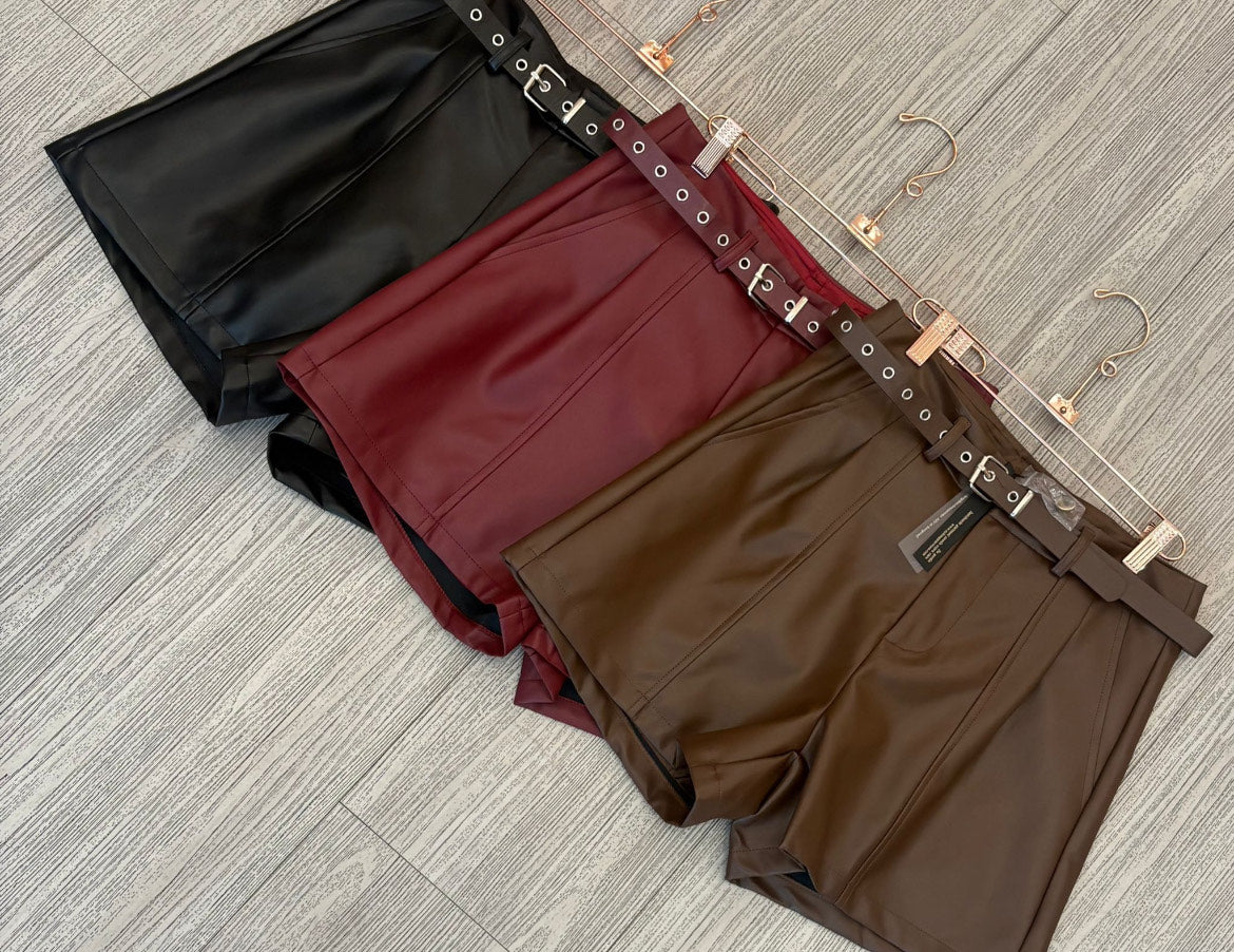 Shorts de vinipiel con cinto