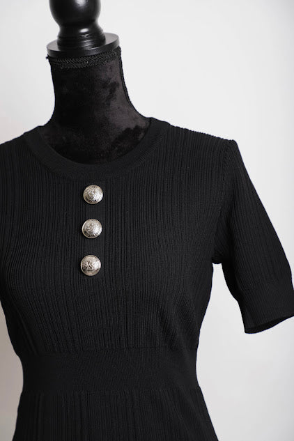 Vestido corto con botones plateados al frente