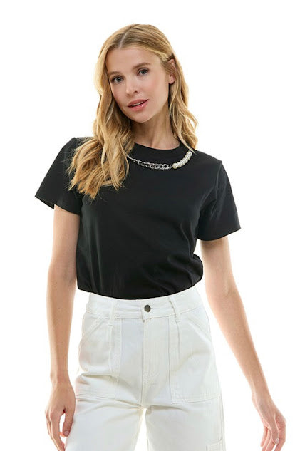 Camiseta con collar de perla