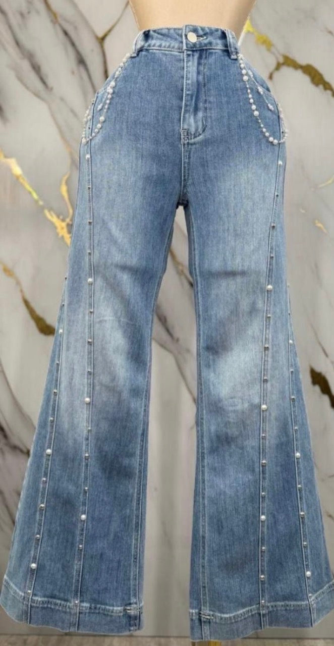 JEANS CON TACHUELAS Y PERLAS