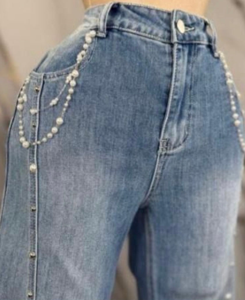JEANS CON TACHUELAS Y PERLAS