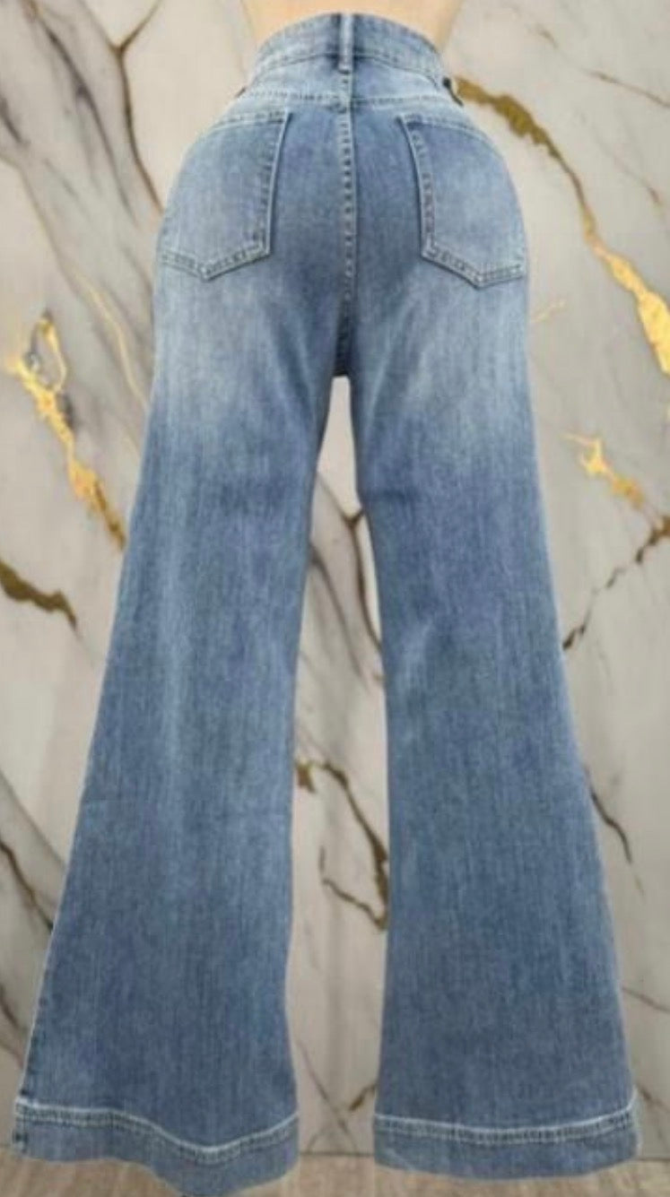 JEANS CON TACHUELAS Y PERLAS
