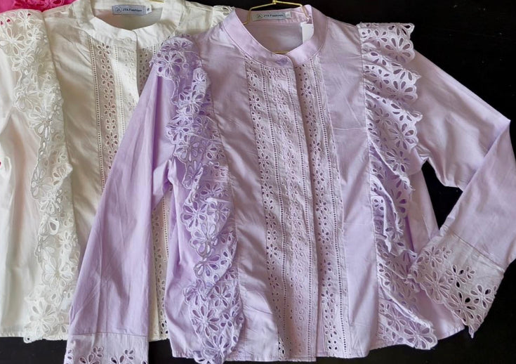 Blusa de botones con olanes calados