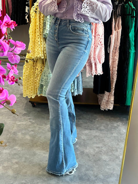 Jeans Acampanado con 5 botones al frente