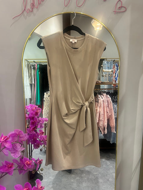 Vestido corto con nudo en cintura
