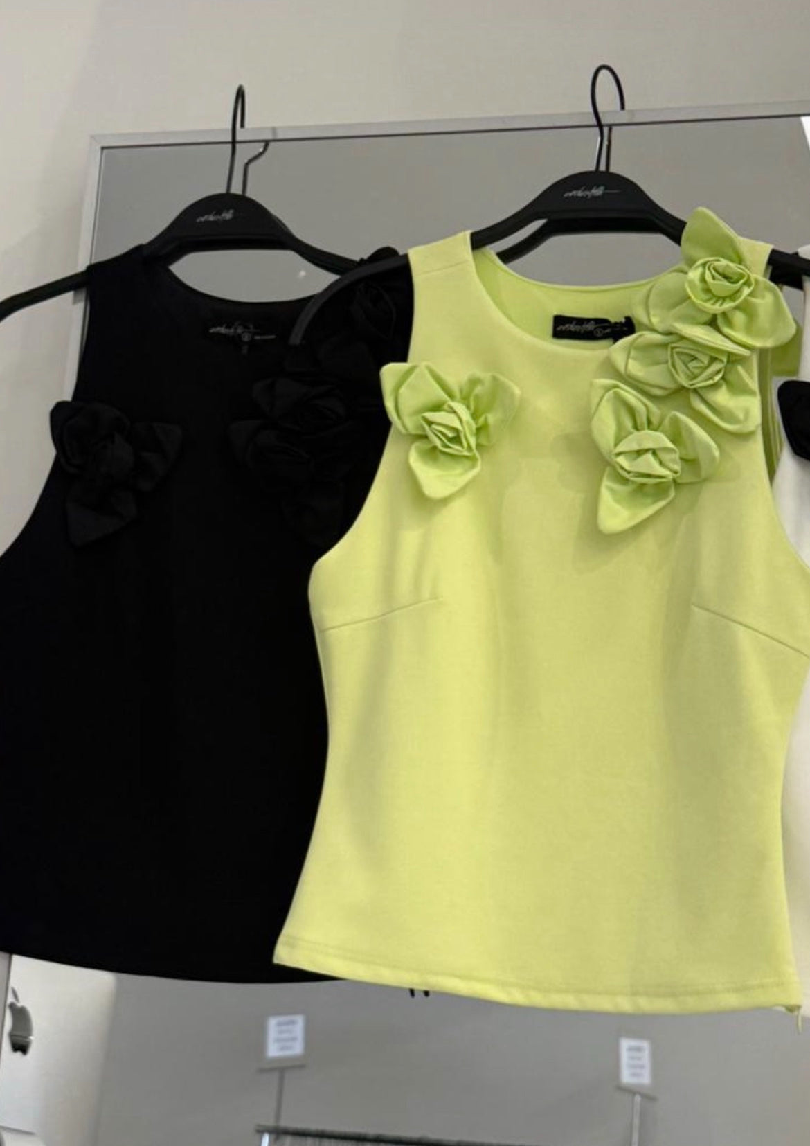 Blusa sin manga con flores tela