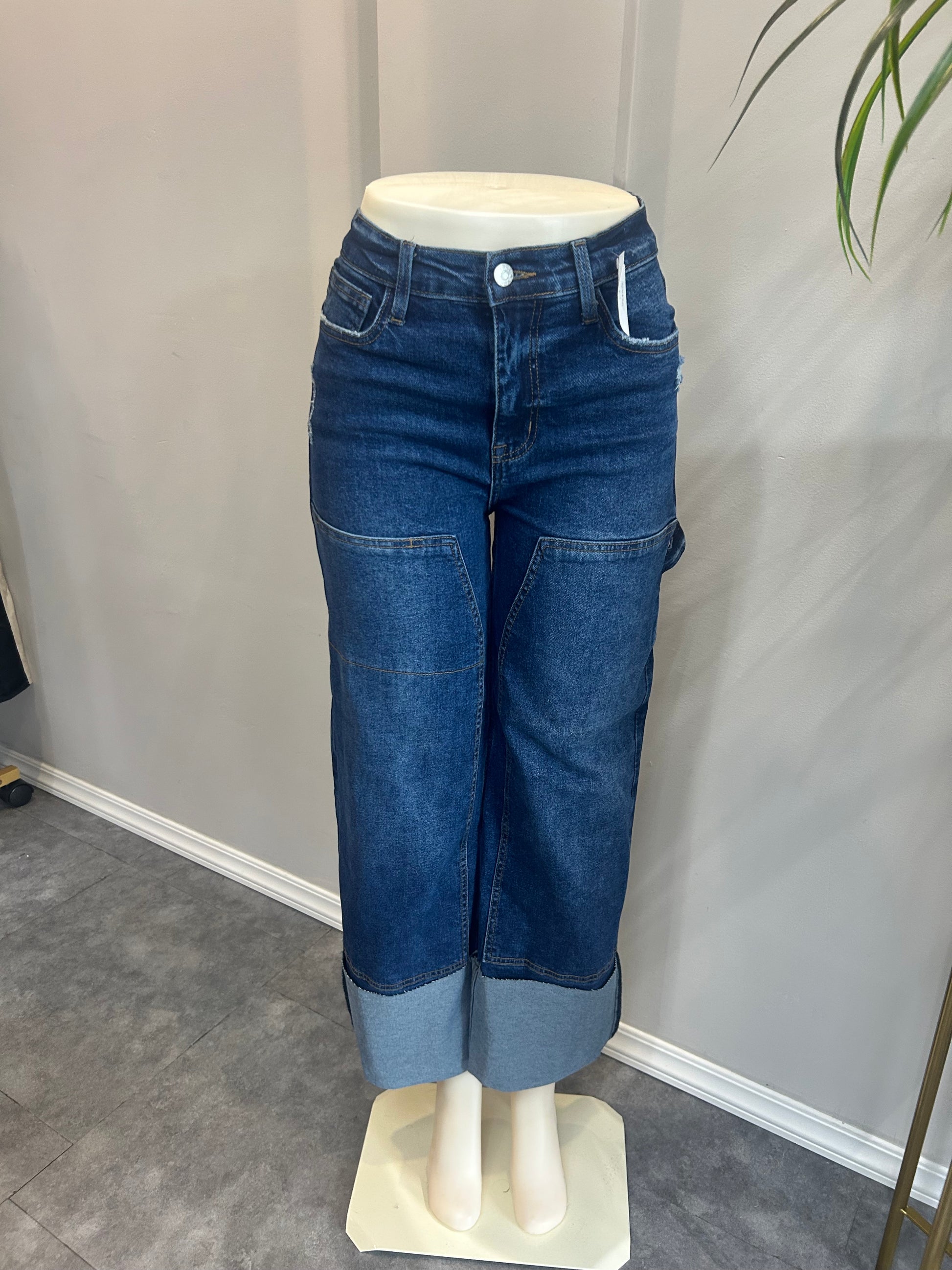 Jeans cargo con solapa en bastilla