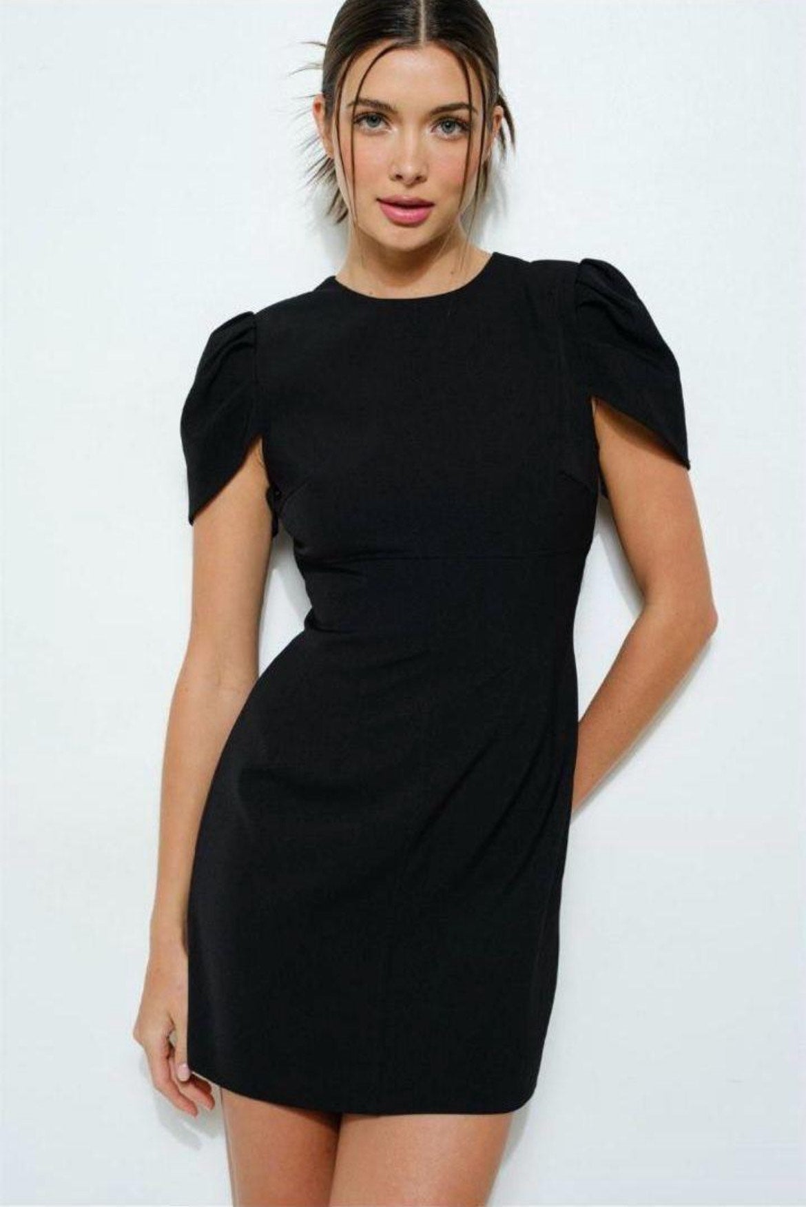 Vestido corto recto con manga corta