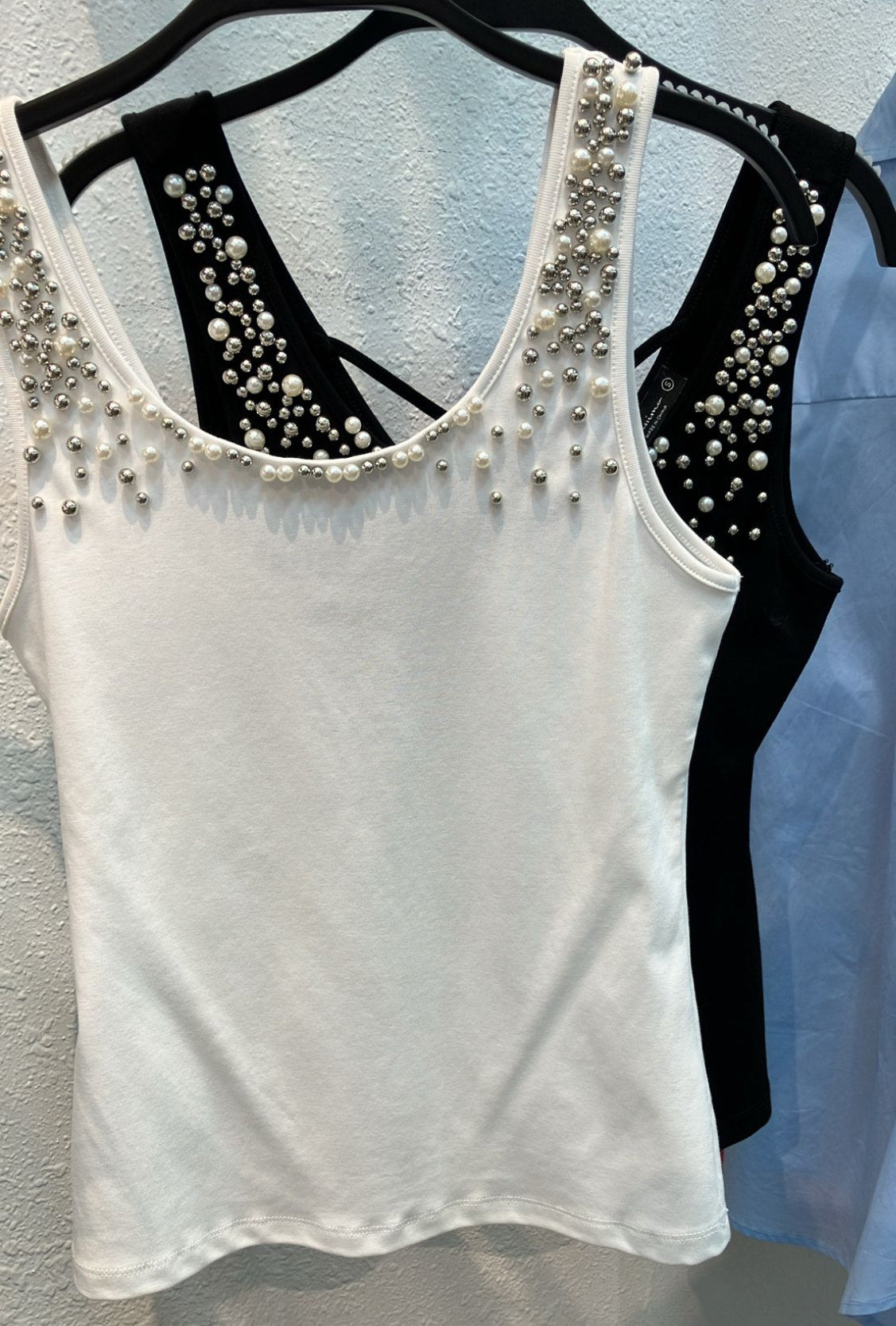 Blusa con perlas en cuello
