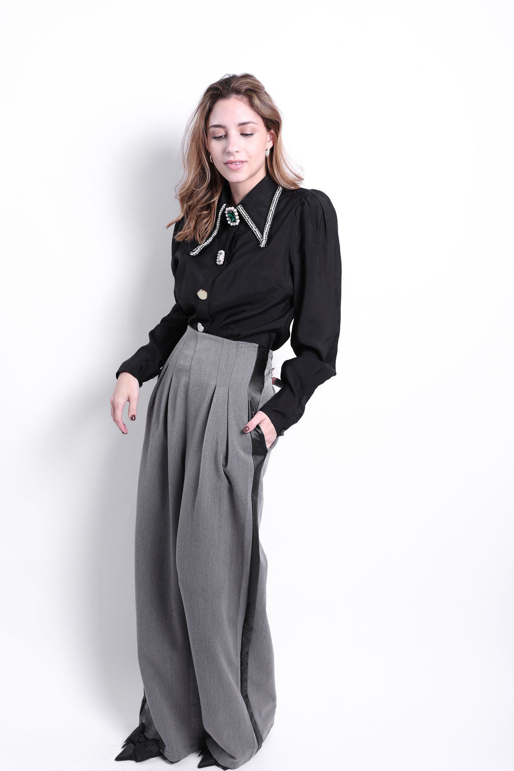 PANTALON GRIS CON LINEA DE VINIPIEL NEGRA