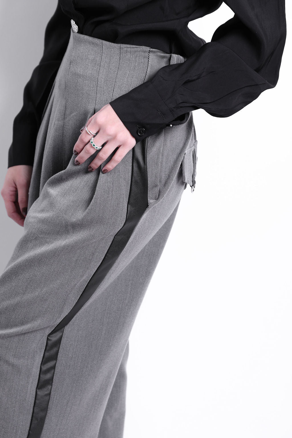 PANTALON GRIS CON LINEA DE VINIPIEL NEGRA