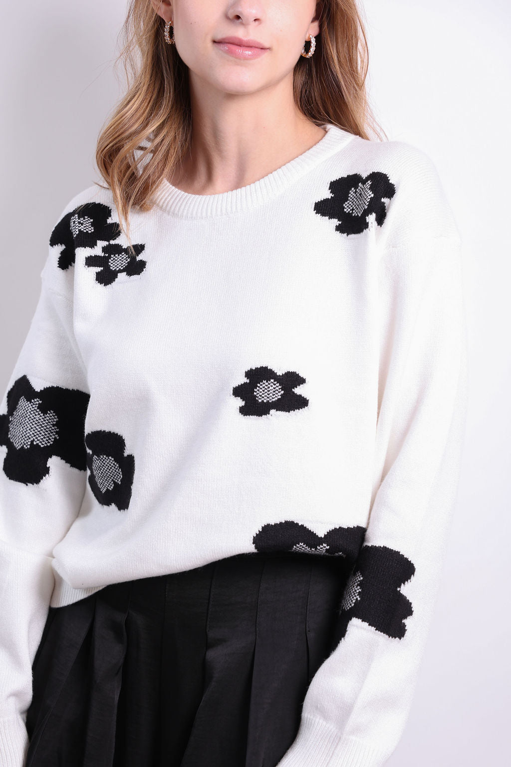 SUÉTER BLANCO FLORES NEGRAS