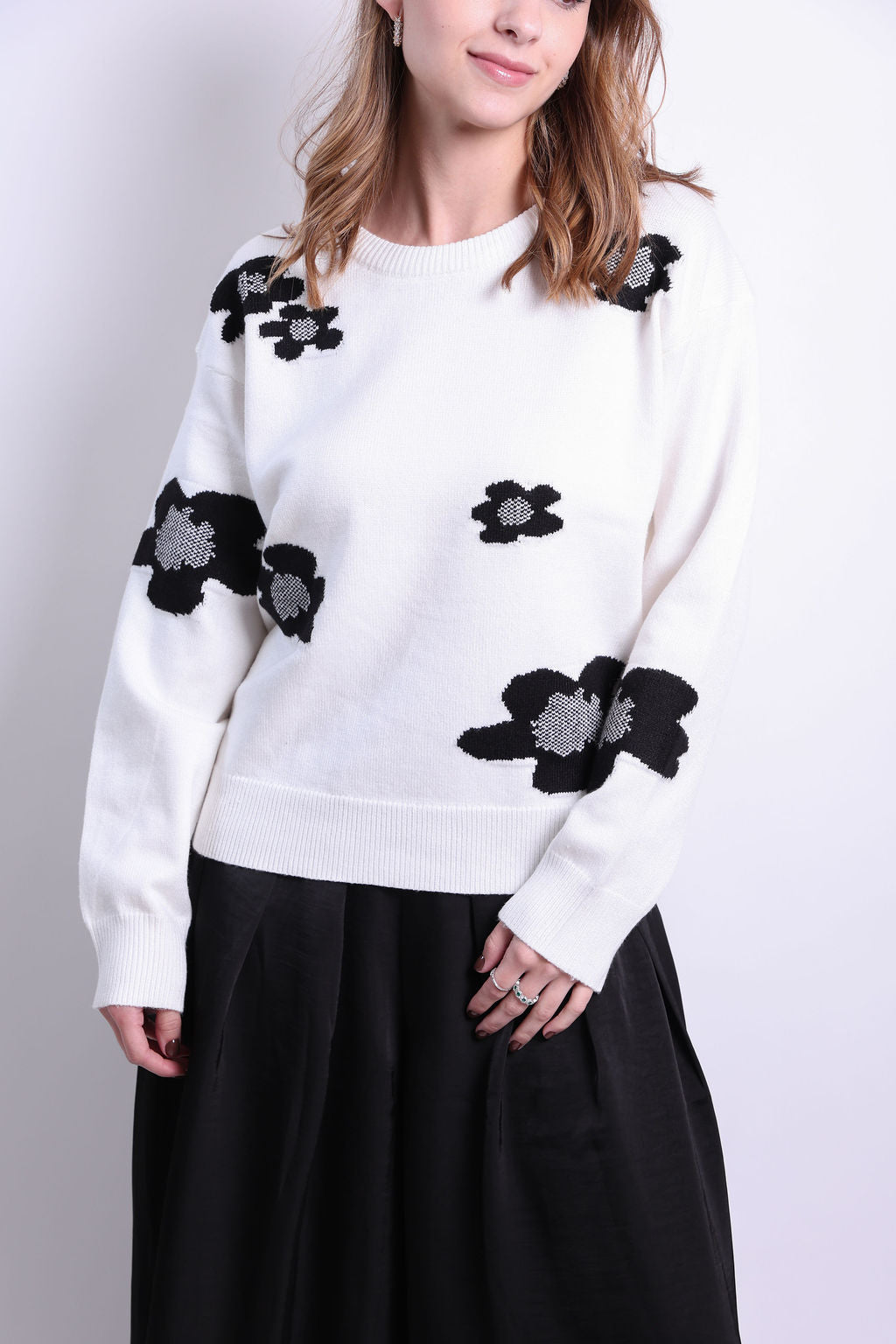 SUÉTER BLANCO FLORES NEGRAS