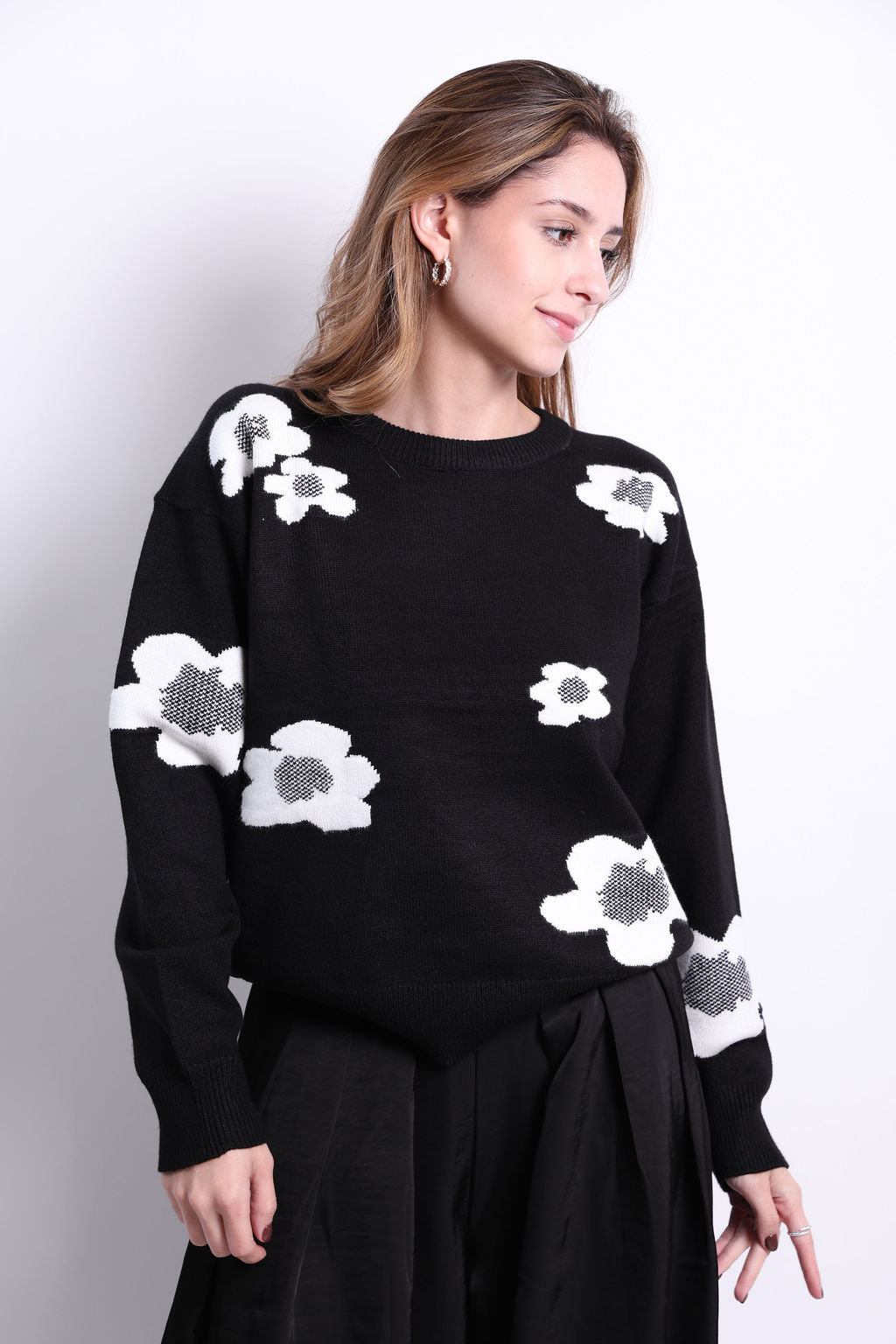 SUETER NEGRO CON FLORES BLANCAS