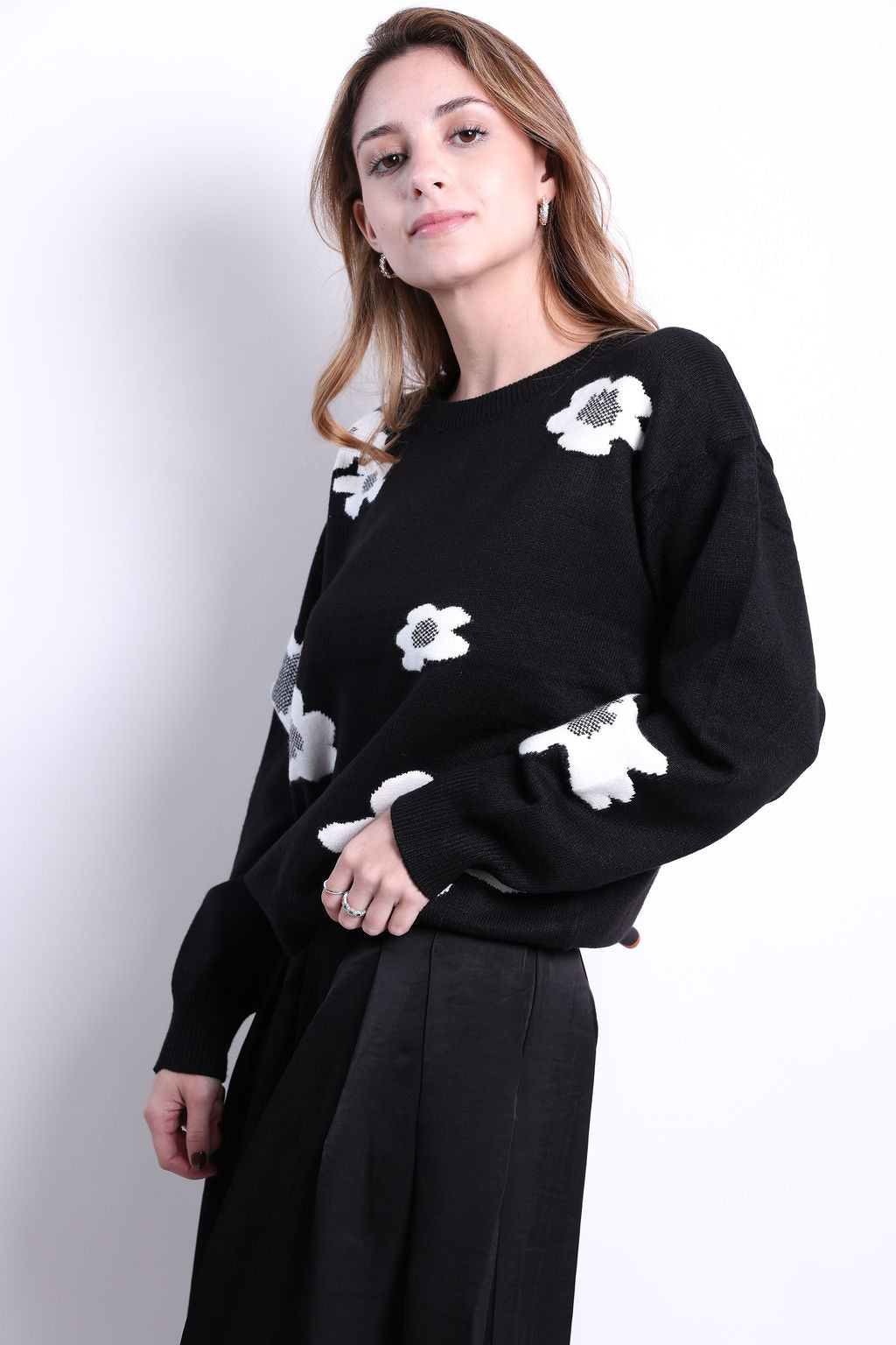 SUETER NEGRO CON FLORES BLANCAS