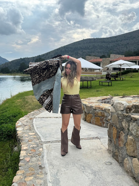 SACO DE MEZCLILLA CON ANIMAL PRINT