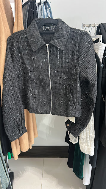 SACO CORTO NEGRO CON ZIPER AL FRENTE