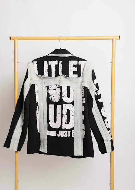 SACO NEGRO CON MEZCLILLA Y LETRAS BLANCAS