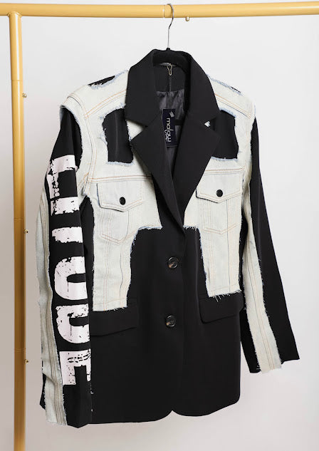 SACO NEGRO CON MEZCLILLA Y LETRAS BLANCAS