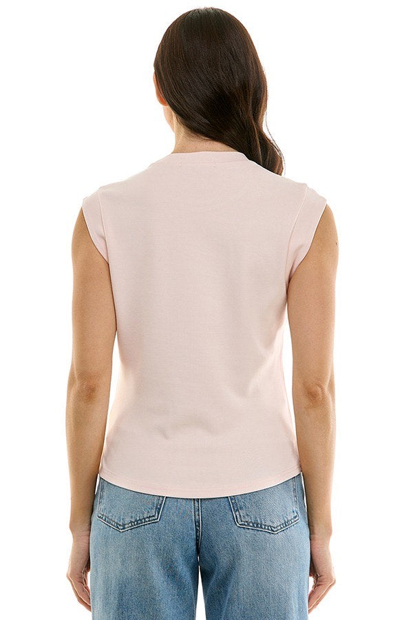 Blusa sin mangas con broche dorado en hombro