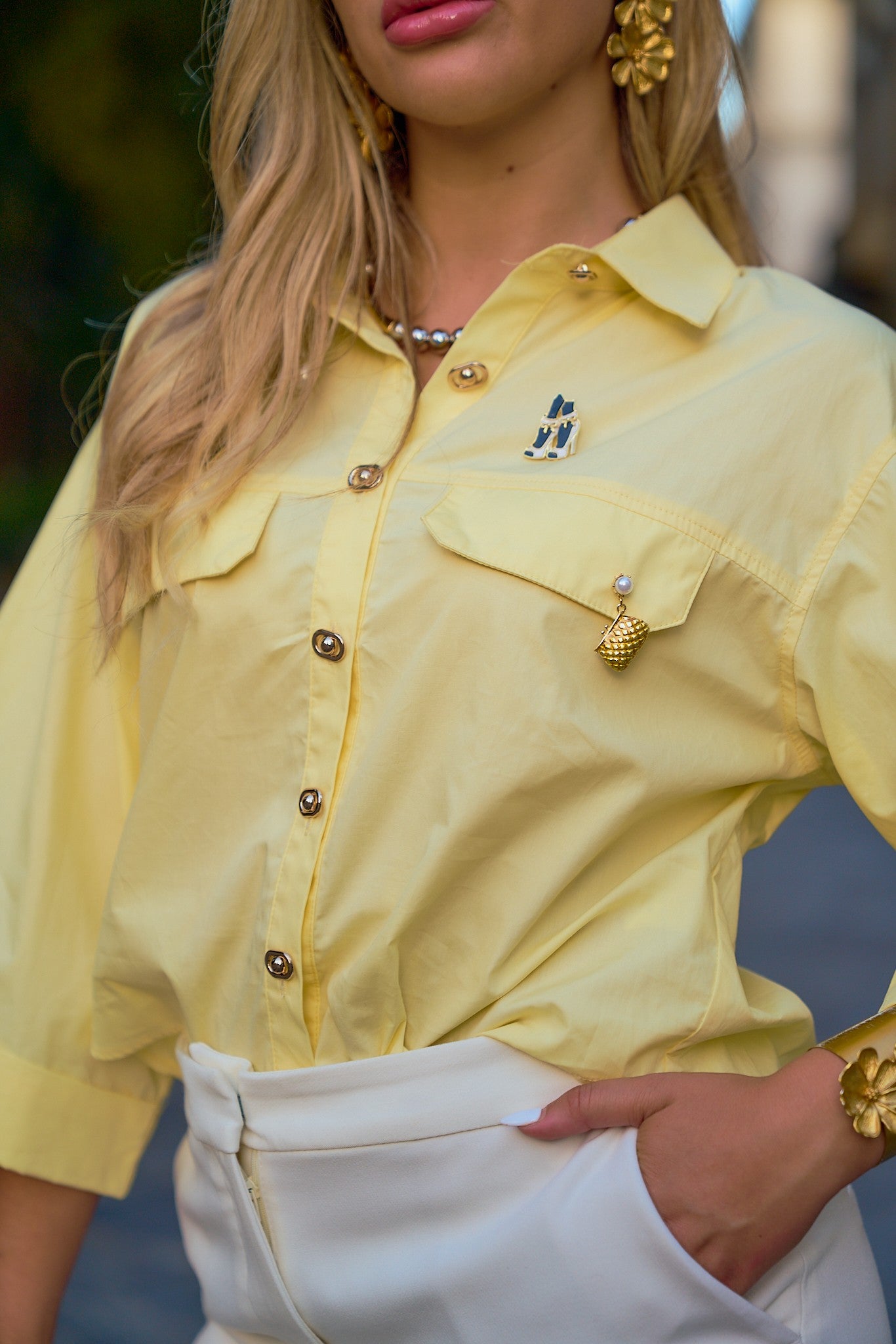Camisa de botones con pines