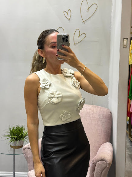 Blusa de vinipiel con flores