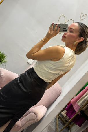 Blusa de vinipiel con flores